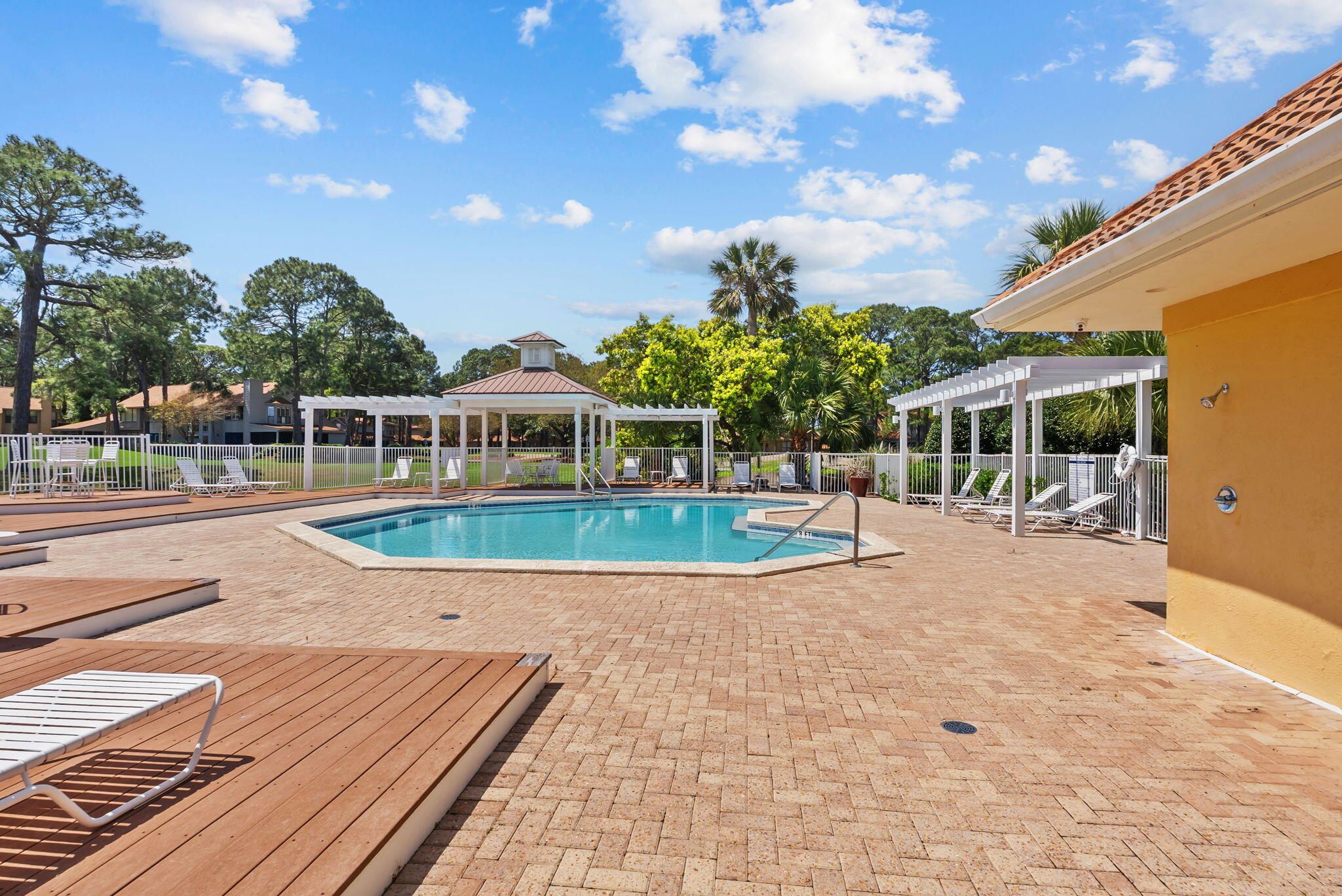 VANTAGE POINTE - Residential