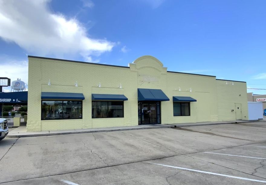 Freestanding Restaurant available in Fort Walton Beach, FL. This 3814 sf restaurant sits at the entrance of the Fort Walton Beach Commerce & Technology park and is conveniently located near two military bases. Join other national tenants such as Starbucks, Longhorn Steak House, TGI Fridays, Chillis and many more. This property also offers a 525sf covered patio, a 350sf external cooler/ freezer and has the ability to be converted to a drive through. Traffic counts for the site are 25,000, parking ratio 7.9, demographics available upon request.