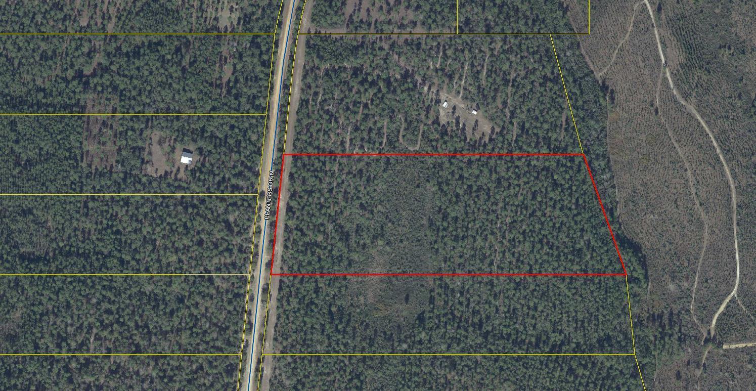 Come grab you piece of the great outdoors. Whether you want to build your dream house or have a quick getaway for weekends or a hunting retreat...this is your chance. This 15.4 acre parcel in a gated community is perfect for hunting, fishing, atv riding and also has a community garden. You also have access to thousands of acres of recreational land.