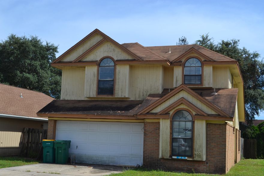 Make this house into your home! Great neighborhood close to Hurlburt Field.Brand new vinyl siding will be completed the week of 8/13/2018.Flooring allowance is being offered in the amount of $2400.003 bedroom, 2 full bath with the upstairs sharing a jack and jill bathroom.