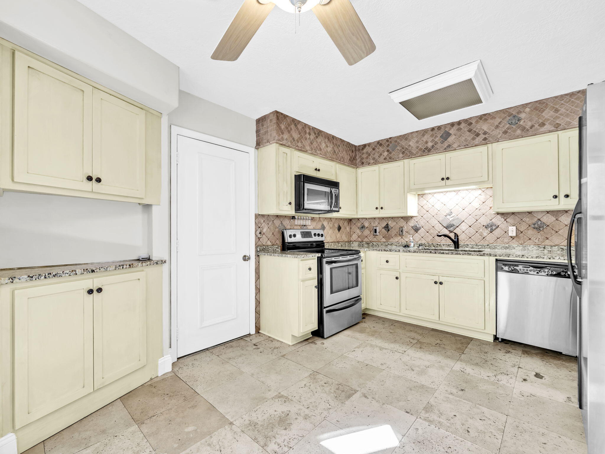 KIDD BAYOU OAKS UNIT 2 - Residential Lease