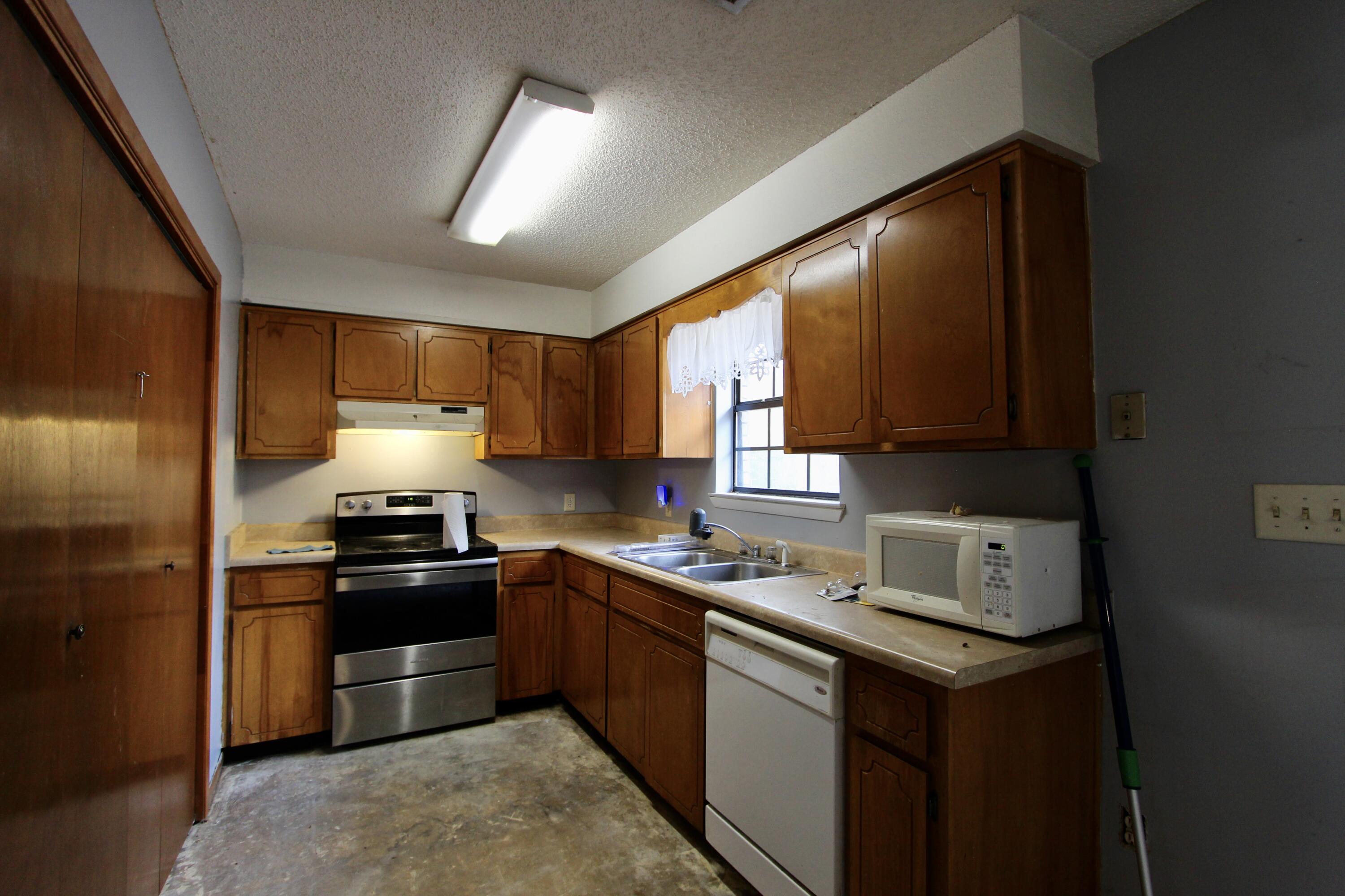 CORNER OAKS ESTATES - Residential