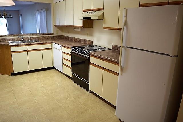 LAKESIDE CONDO AT BLUEWATER BAY - Residential