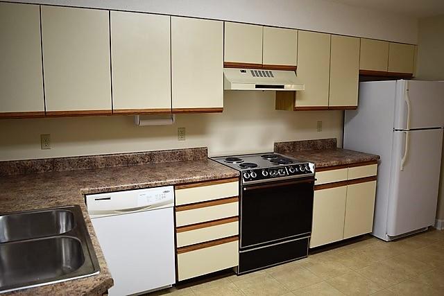 LAKESIDE CONDO AT BLUEWATER BAY - Residential