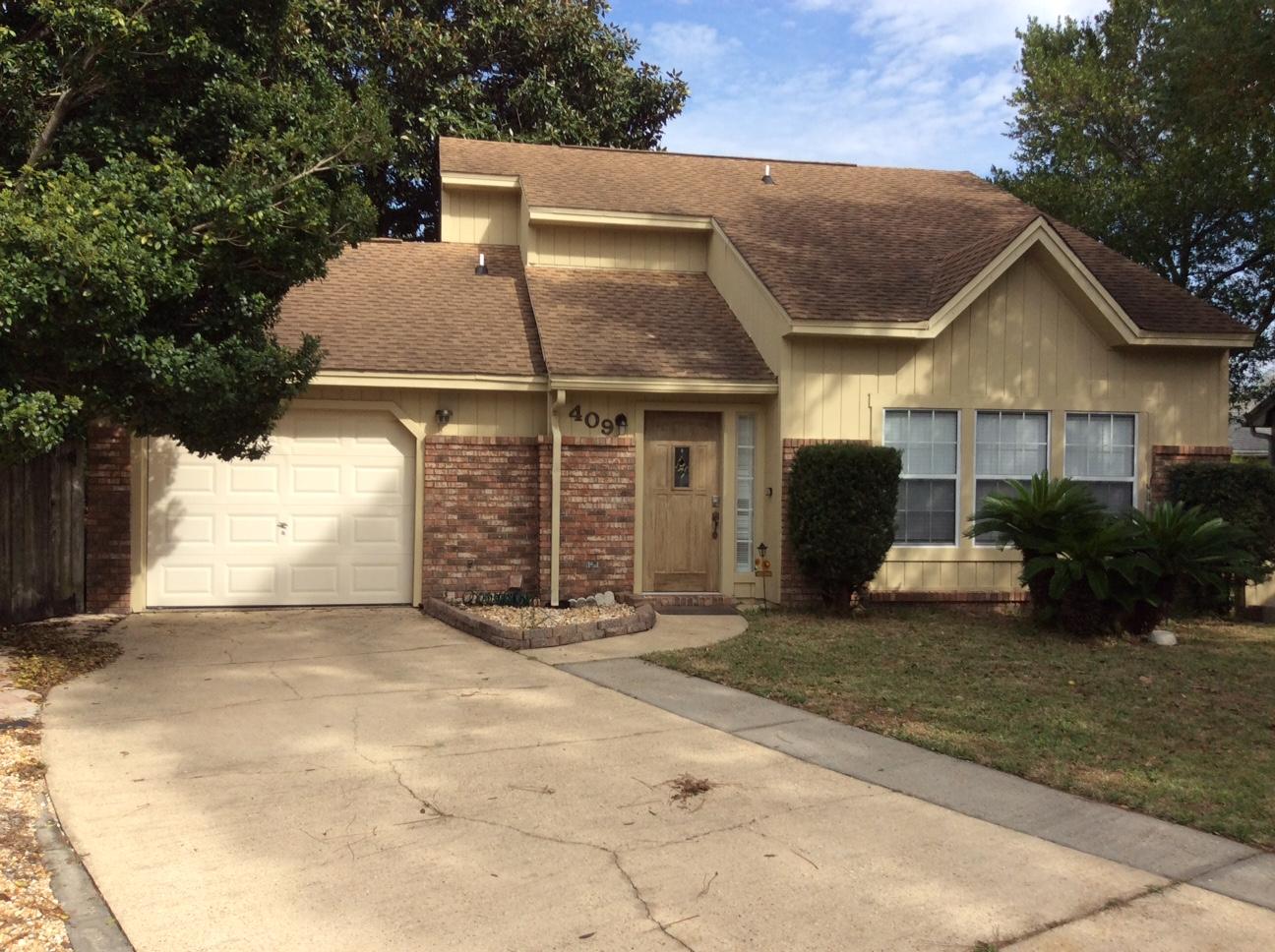 Beautiful Home in central FWB - close to schools, shopping and both Military Bases.This two story home is located in a quiet cul-de-sac with ample parking and 1 car garage.Vaulted ceiling in living area and Master Bedroom downstairs. Fenced in back yard!New paint and new carpet!