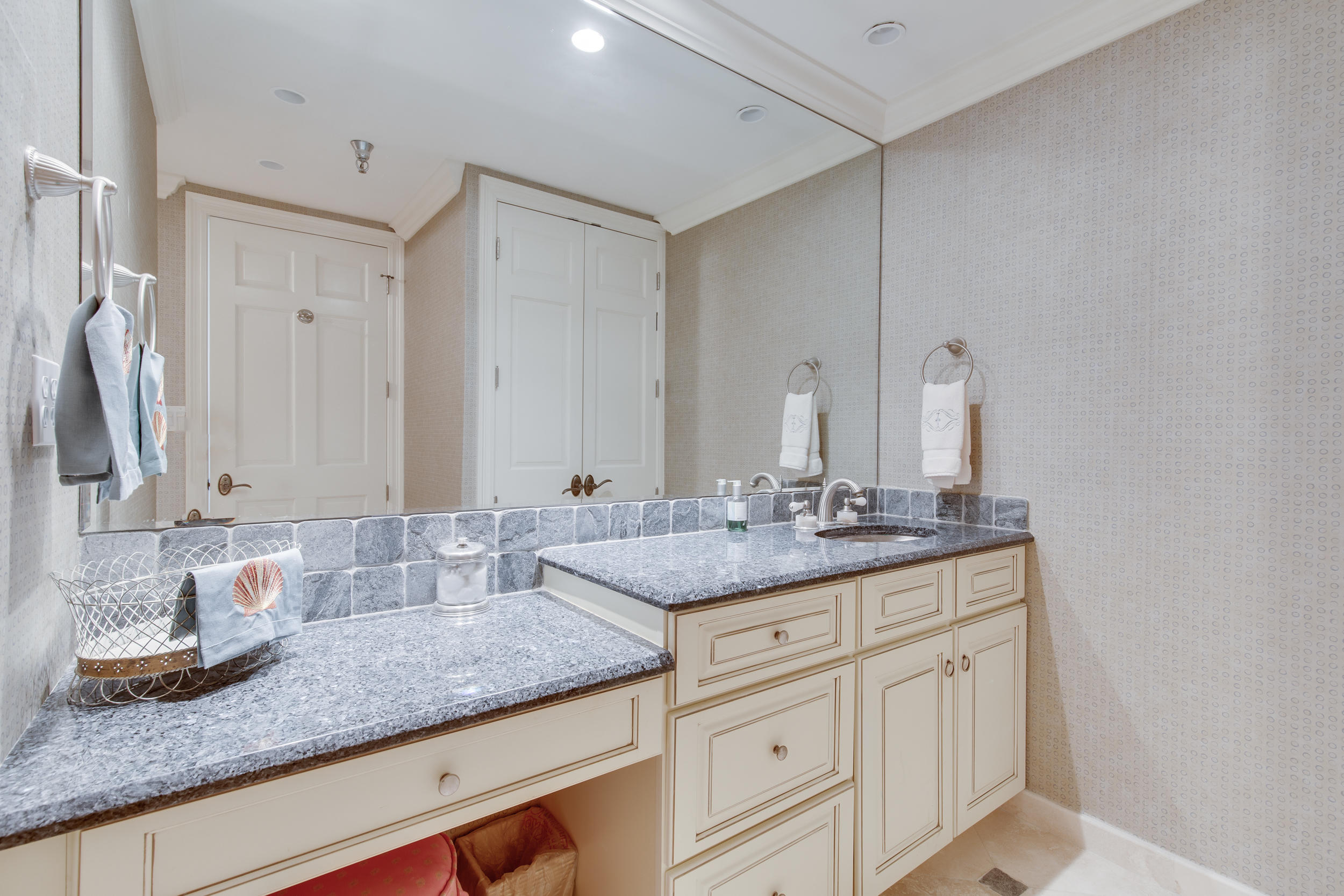 REGENCY TOWERS - Residential