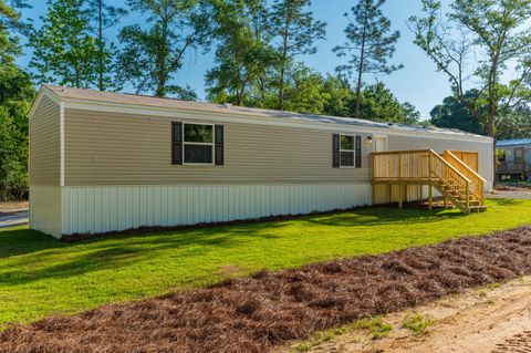 A home in DeFuniak Springs