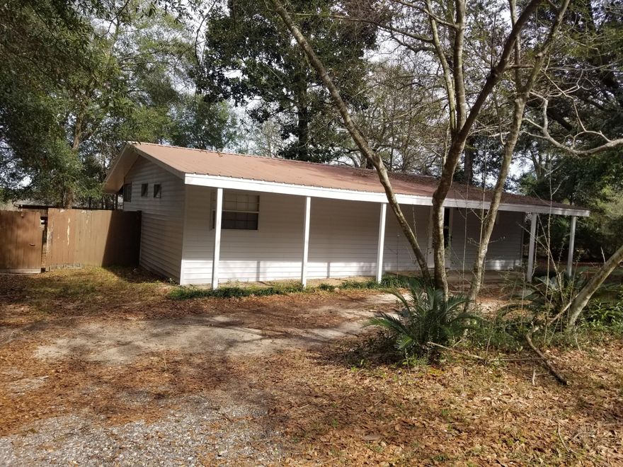 CUTE 2 bedroom 2 bath house for rent in Crestview! Roomy living room, eat-in kitchen, newer floors and paint, split bedroom layout, indoor laundry, and large back yard and deck. Vacant and ready for a fast move-in!