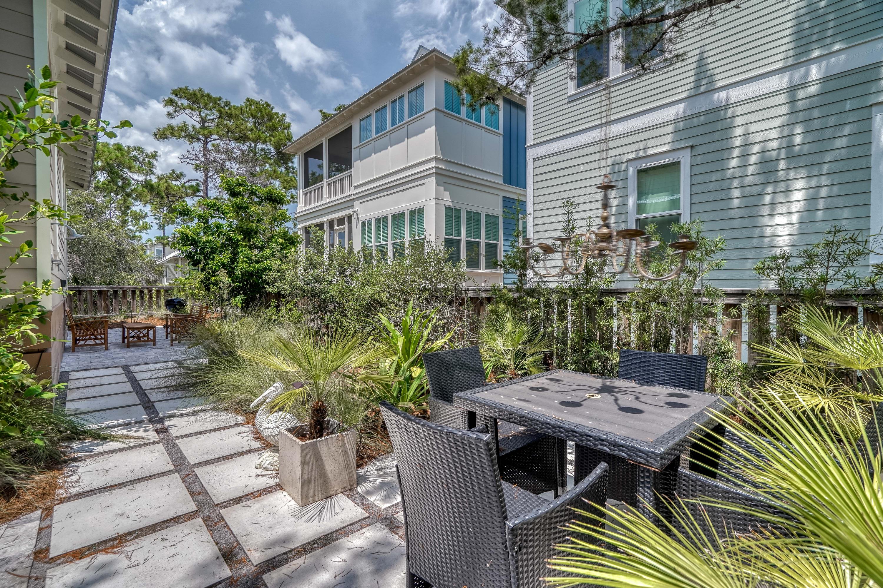 COTTAGES AT EASTERN LAKE - Residential