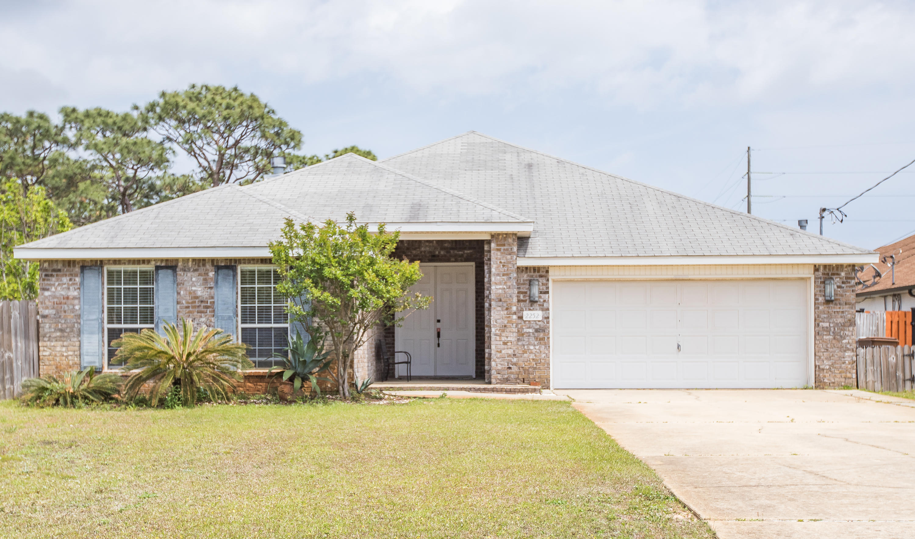 THIS FABULOUS HOME IS JAM PACKED WITH SPECIAL FEATURES. THE BEAUTIFUL FLOORING IN MAIN LIVING AREAS- LG PORCELAIN TILE W/ SEVERAL TRAVERTINE MOSAICS. LIVING RM HAS 10 FT CEILINGS, WOOD BURNING FIREPLACE & A 13+ FOOT WALL FOR A GERMAN SHRUNK. GRAND KITCHEN W/ NUMEROUS CABINETS, CENTER ISLAND, WALK-IN PANTRY, STAINLESS STEELE APPLIANCES, BKFAST BAR & BUILT IN DESK. SPLIT BEDRM PLAN FOR EXTRA PRIVACY. LG MASTER SUITE W/ DOUBLE VANITY SINKS, GARDEN TUB, SEPARATE SHOWER, PLUS 2 WALK-IN CLOSETS W/ ORGANIZERS & SHELVING. SIT BACK & RELAX IN YOUR SCREENED PORCH.THE BACK PATIO IS GREAT FOR SUMMER RELAXATION AND FRIENDLY ENTERTAINMENT. THIS HOME IS CONVENIENT DISTANCE FROM LOCAL SHOPPING. YOU HAVE TO SEE IT TO APPRECIATE IT.