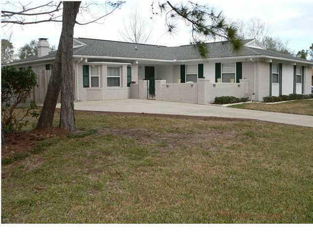 Nice large, updated home in a wonderful neighborhood in the heart of Niceville! House is in great condition. Large kitchen with granite counters and open floorplan provides plenty of family living space. Fenced backyard. Detached garage big enough for boat or RV storage or can be used as a great workshop.  Dogs will be considered on a case-by-case basis. No cats. No smokers please.