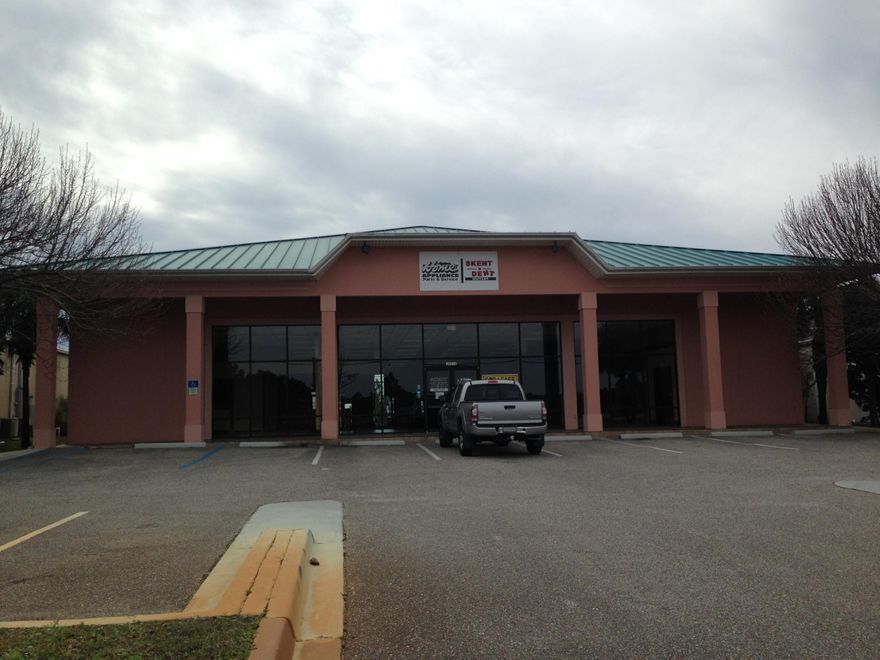 Great location in the heart of Destin's shopping district. Located across the street from Regatta Bays entrance and only a few blocks from Destin Commons. State of the art lighting system, lighted marquee sign, large showroom, extra storage above the ceiling, loading area, 3 offices, break room and more. Building also has road frontage on Gulfstar Drive with a shipping and receiving area with an overhead door.