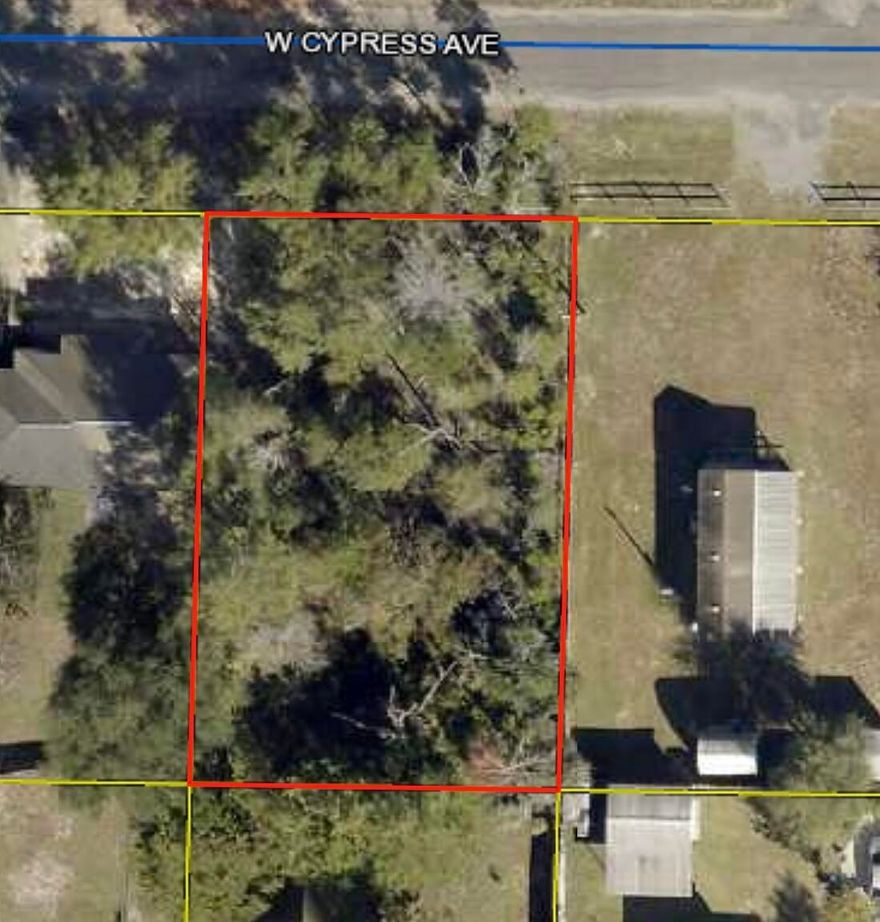 .23 acre lot in Defuniak Springs. Paved road. No flood zone. Convenient to Hwy 90 West and I-10 East and West. Water and electricity available but not hooked up.