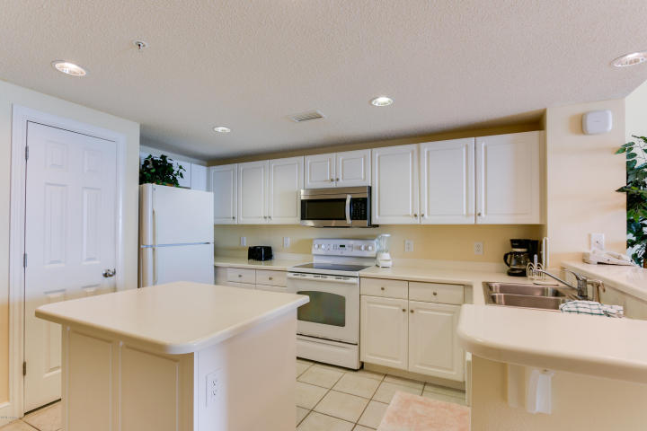 MAJESTIC BEACH TOWERS II - Residential