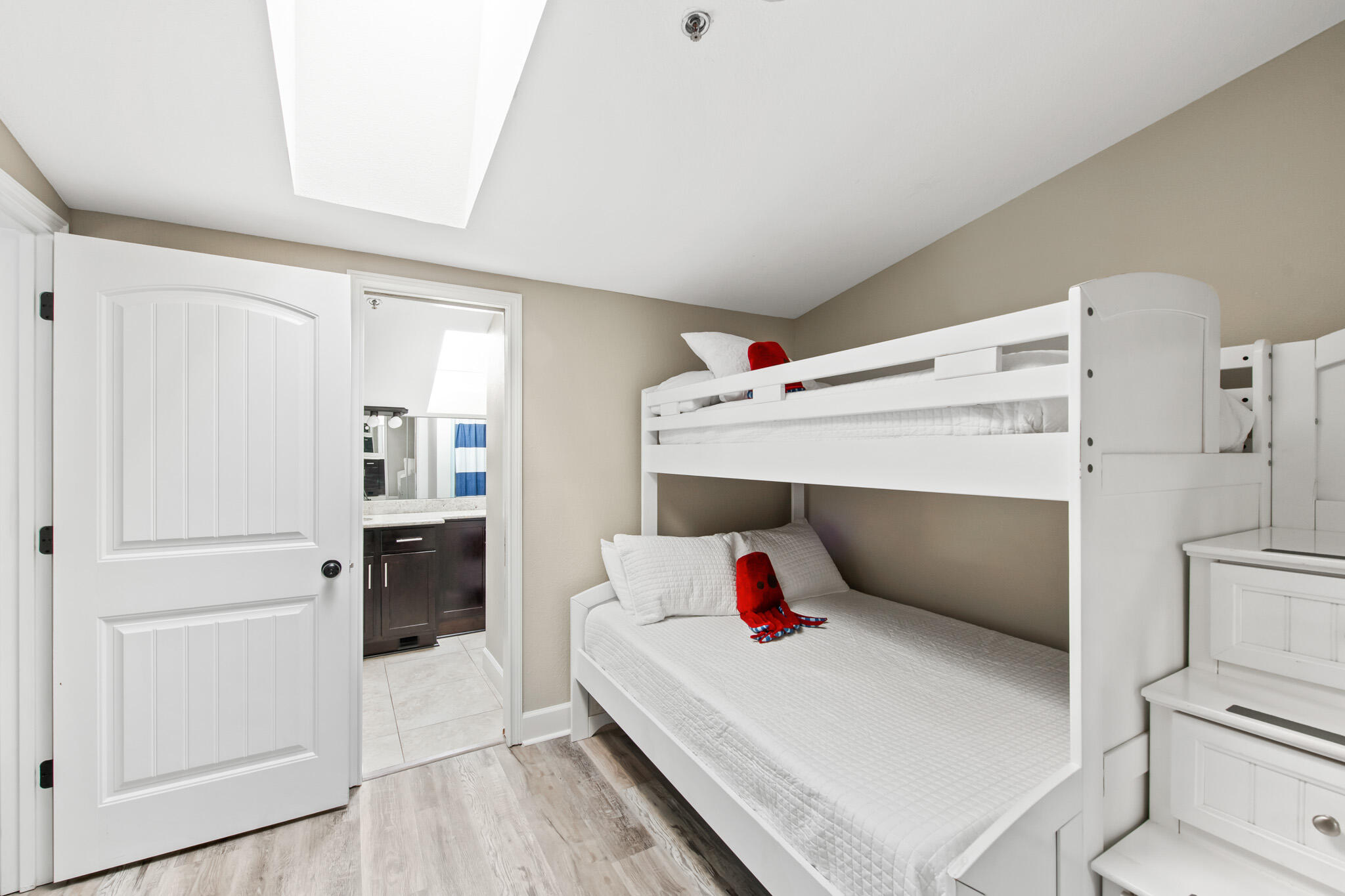 COMMODORE'S RETREAT LIMITED CONDO - Residential