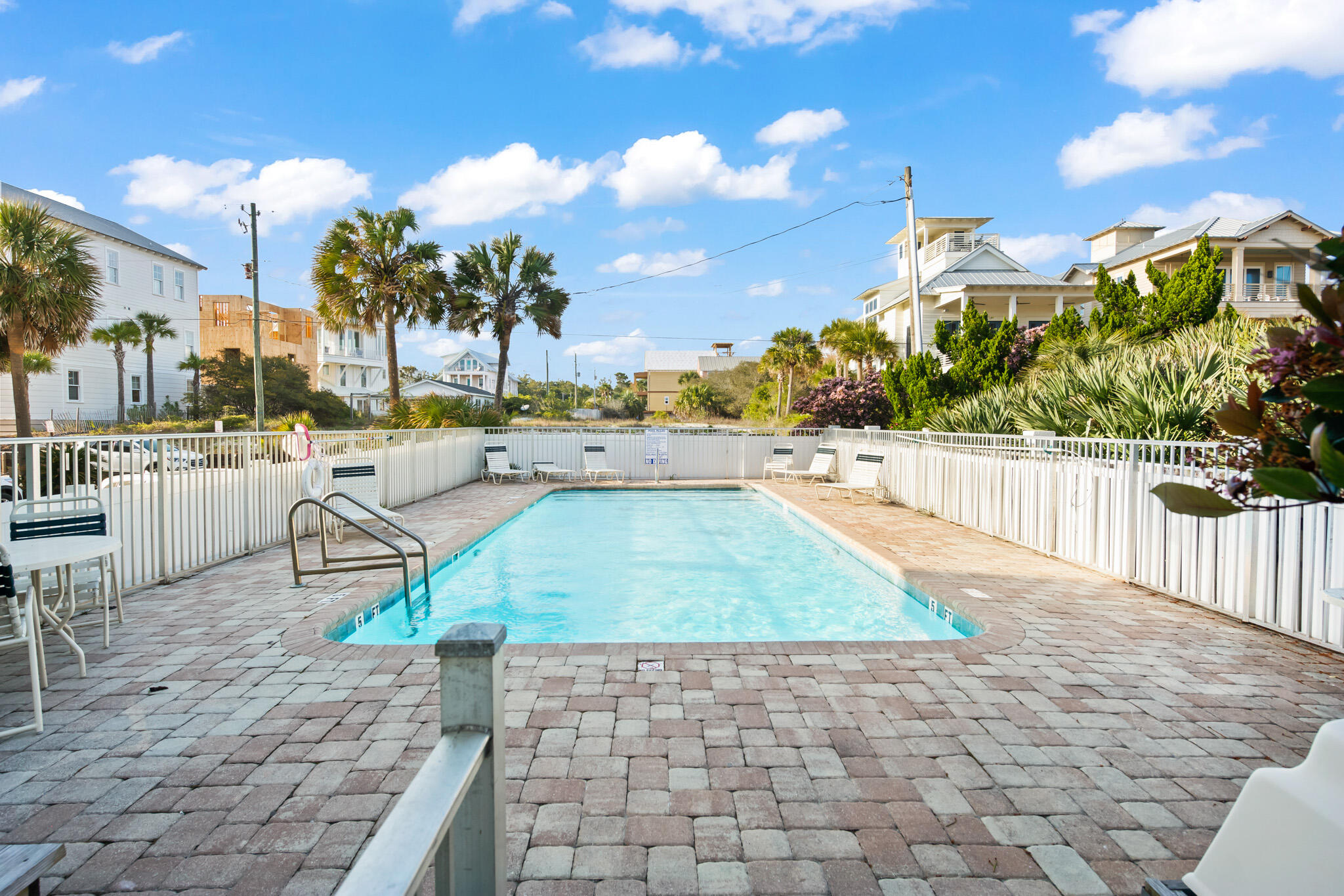COMMODORE'S RETREAT LIMITED CONDO - Residential
