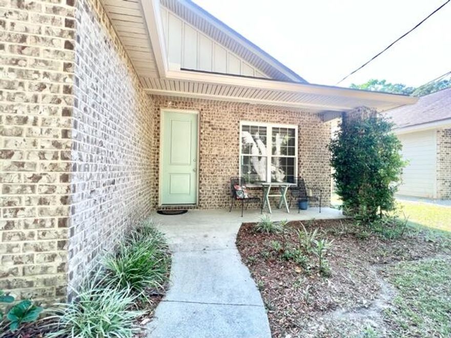 Available November 1!This Beautiful 3 bedroom 2 bath home sits in the center of Niceville! The large open living room features wood laminate flooring and crown molding! The kitchen has gorgeous cabinets with granite counter tops, stainless appliances, and a beautiful island with snack bar! All the bedrooms have carpet flooring and ceiling fans. The master bathroom includes a garden tub, a separate shower, double vanity, and tile flooring and walk in closet! Off the dining room is the covered back porch to enjoy the Florida weather.