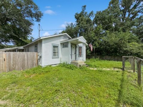 Photo of 383 N Booker Street, Crestview, FL 32536 (MLS # 982782)
