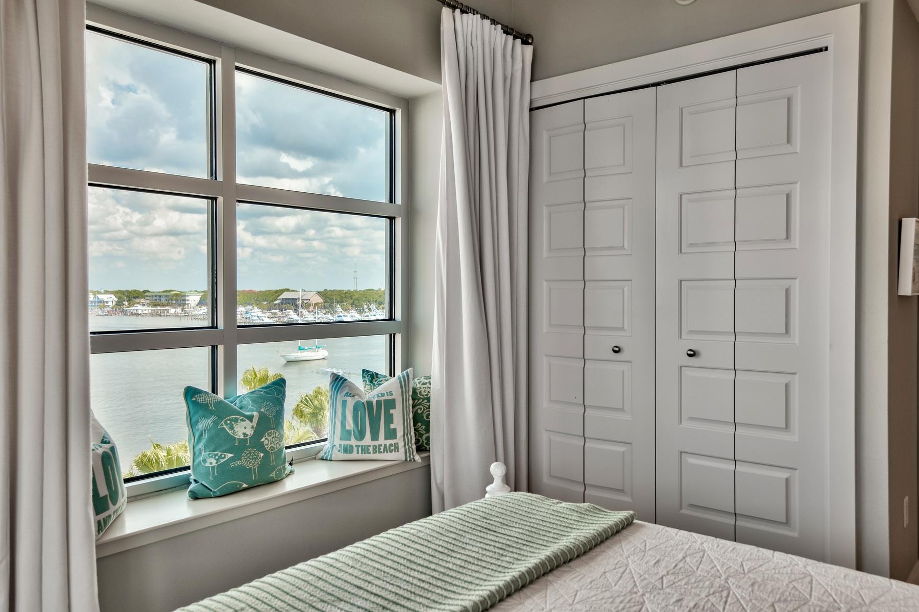 HARBOR LIGHTS - Residential