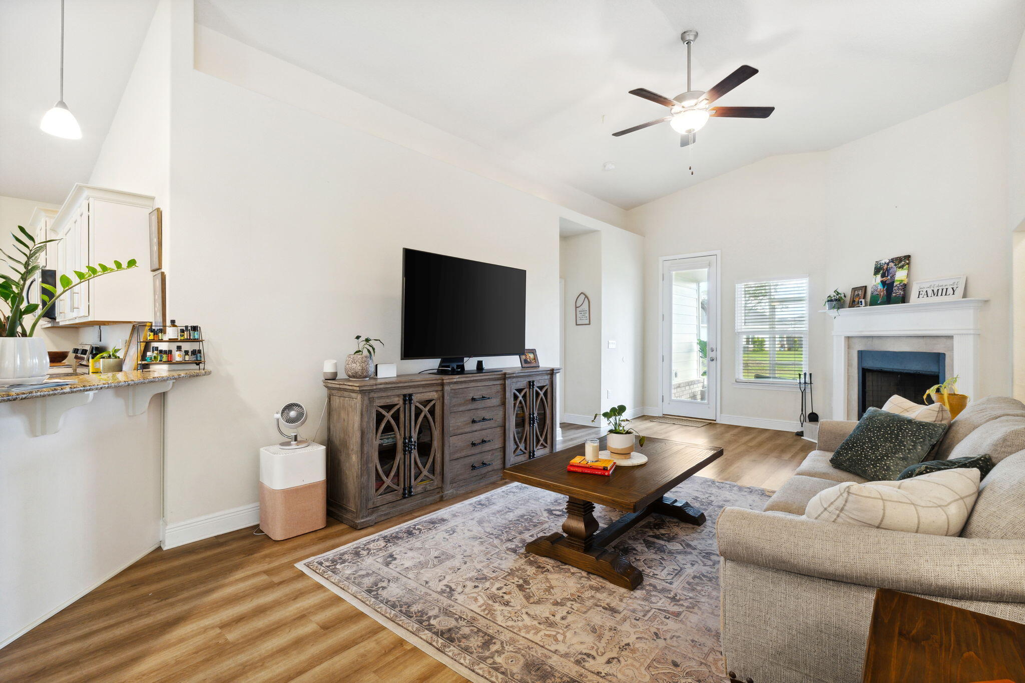 RIVERWALK PH I - Residential Lease