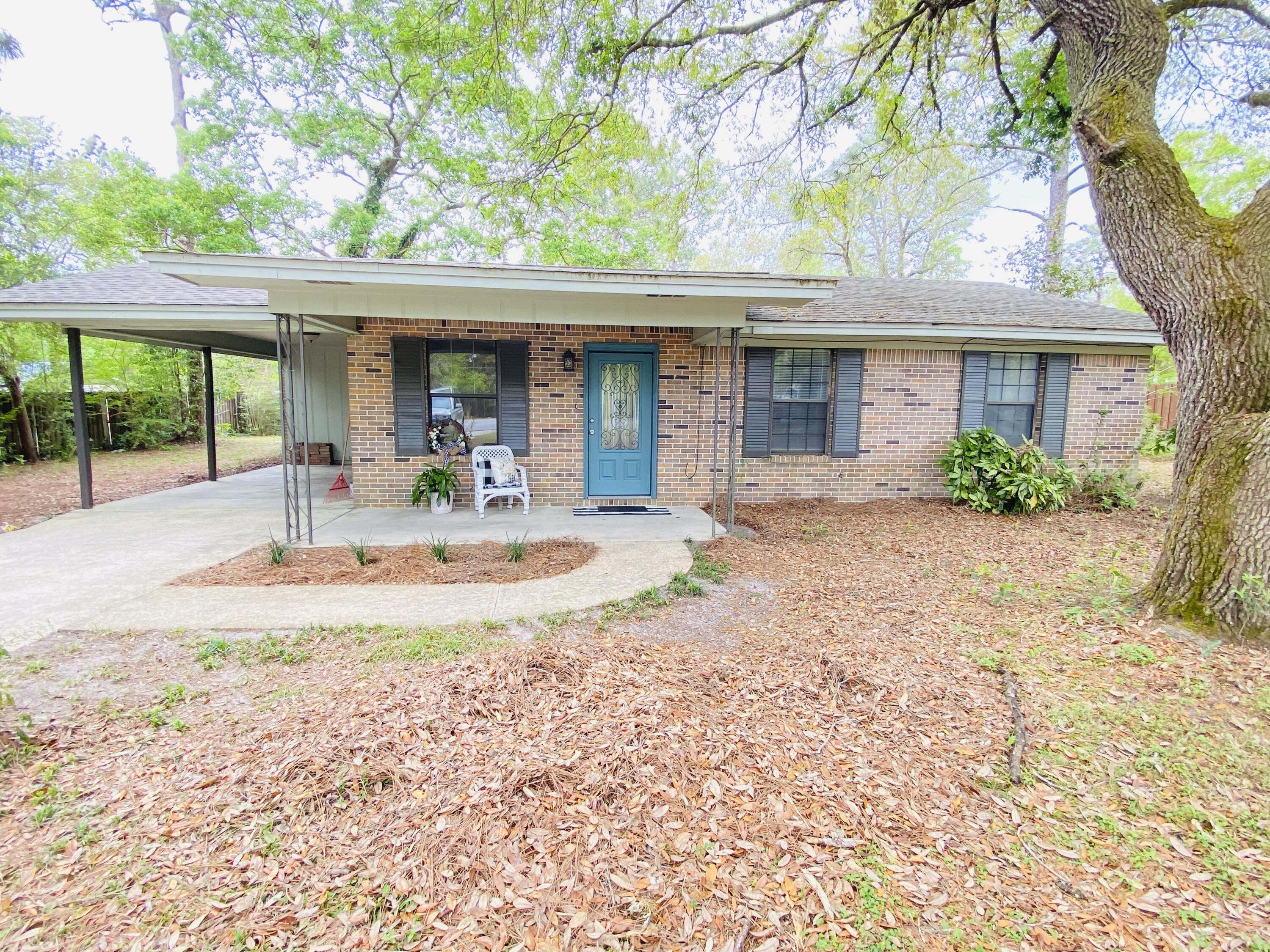 A cute, charming home located just minutes from Lake Juniper and downtown DeFuniak. This home is 3 bedrooms, 2 baths which includes a nice size kitchen and dining area. Call today for your tour before this one is gone!