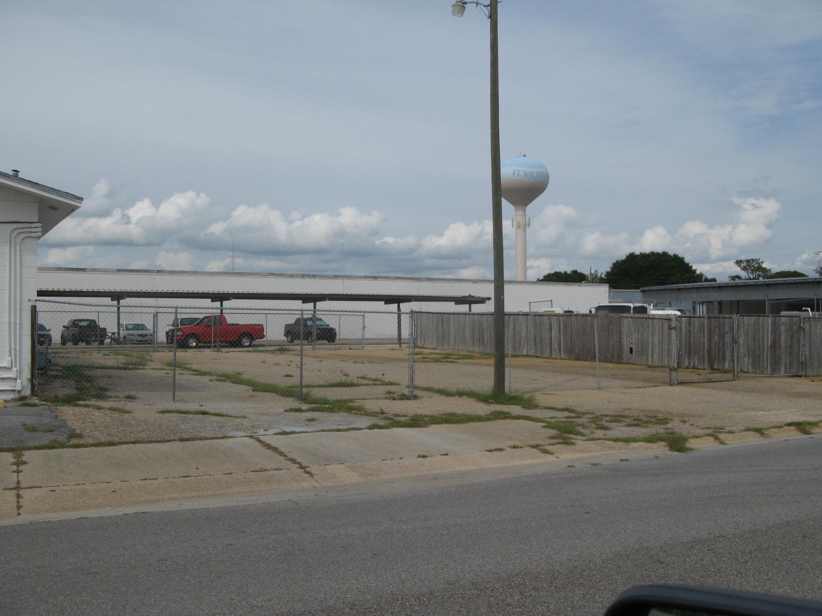 Main image without alt text