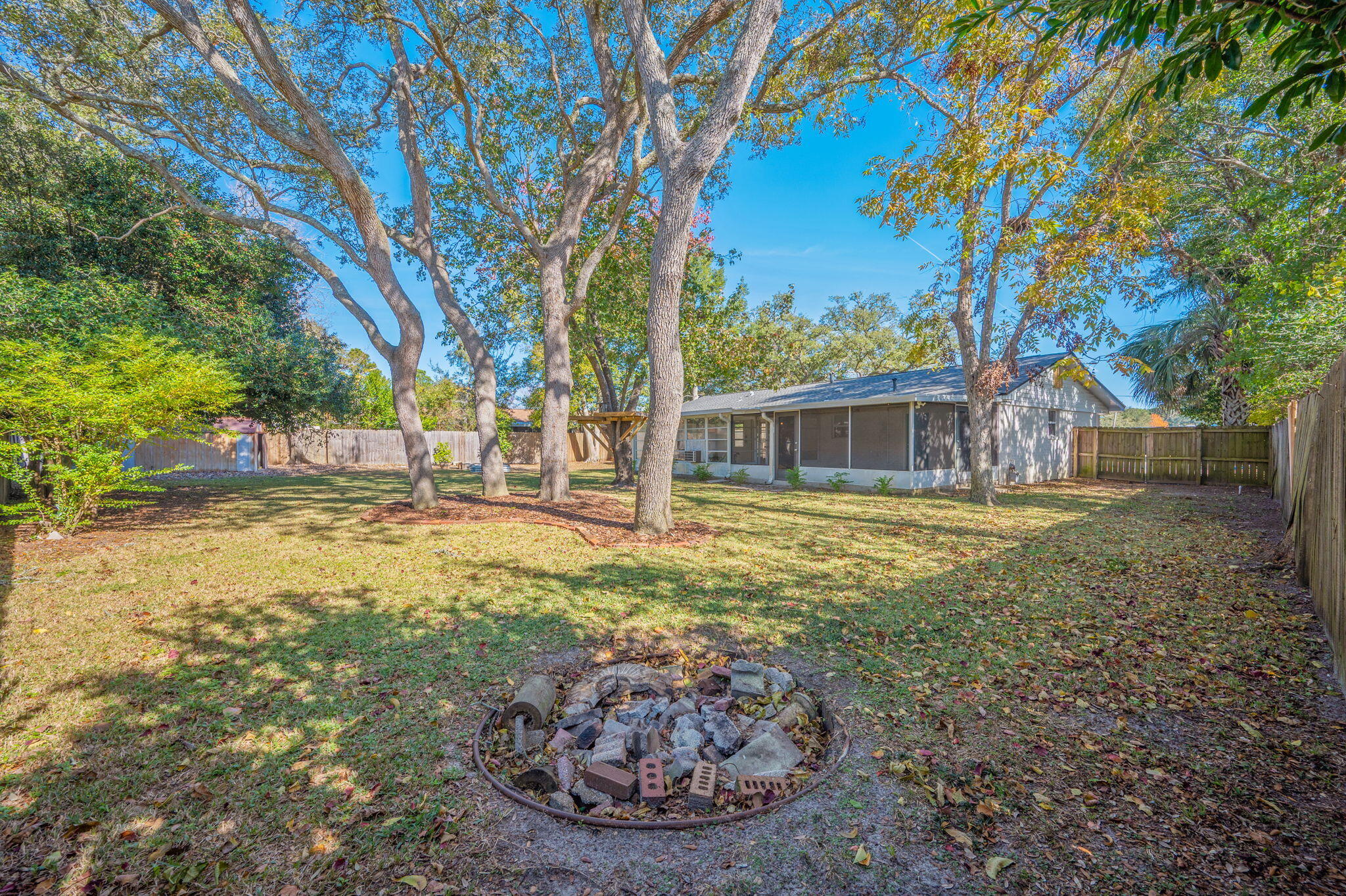 ELLIOTTS POINT - Residential