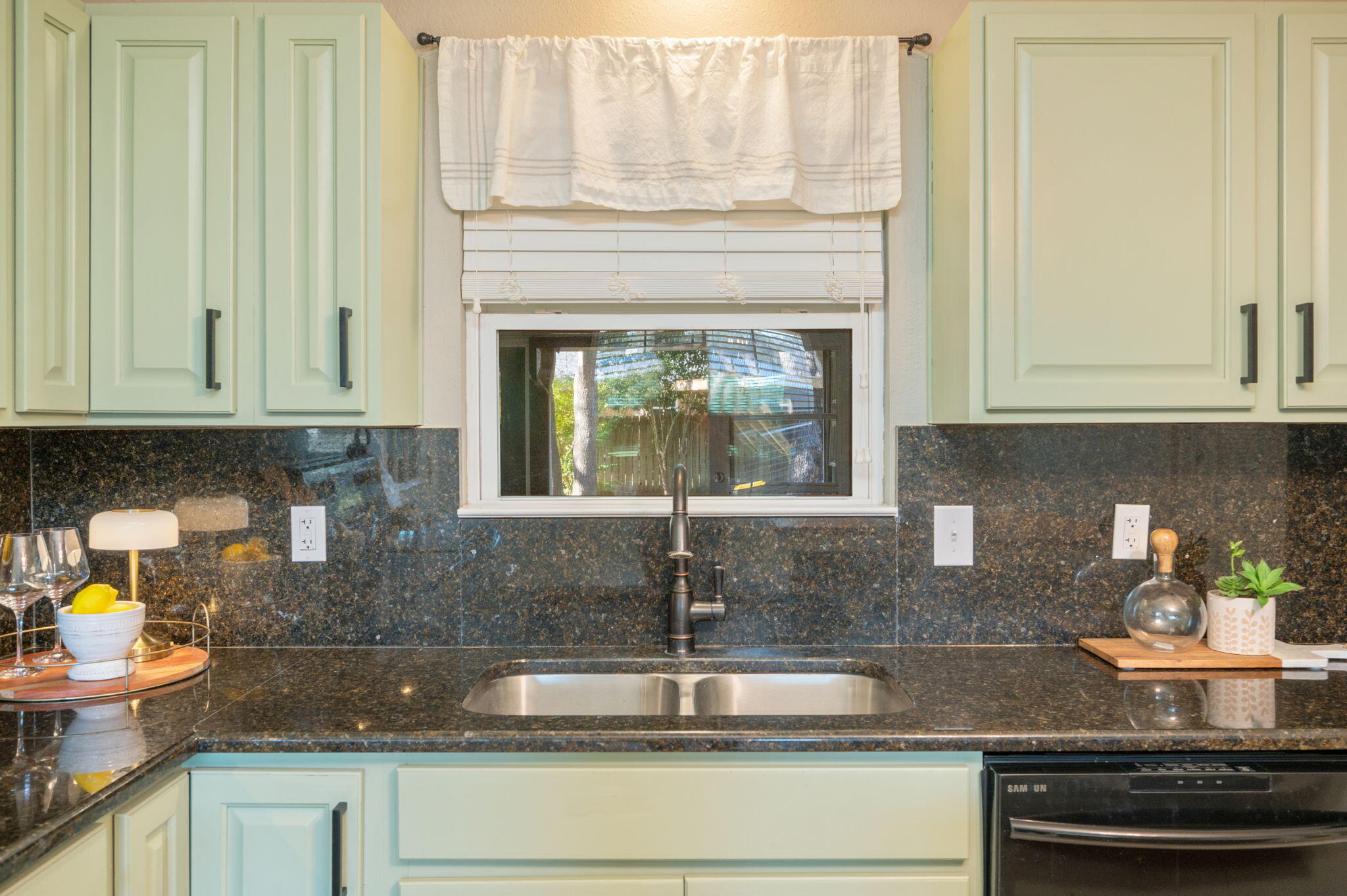 ELLIOTTS POINT - Residential