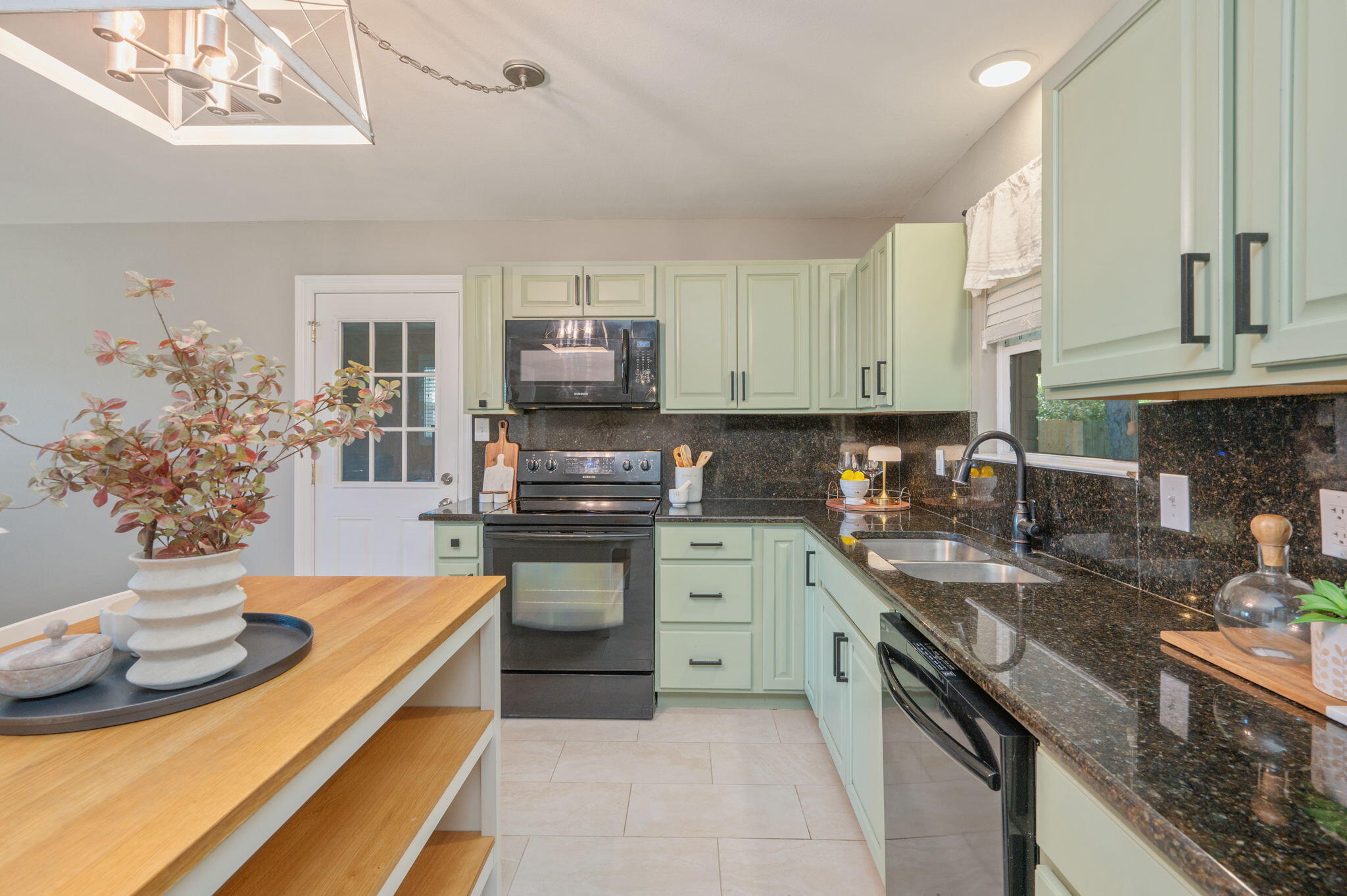 ELLIOTTS POINT - Residential