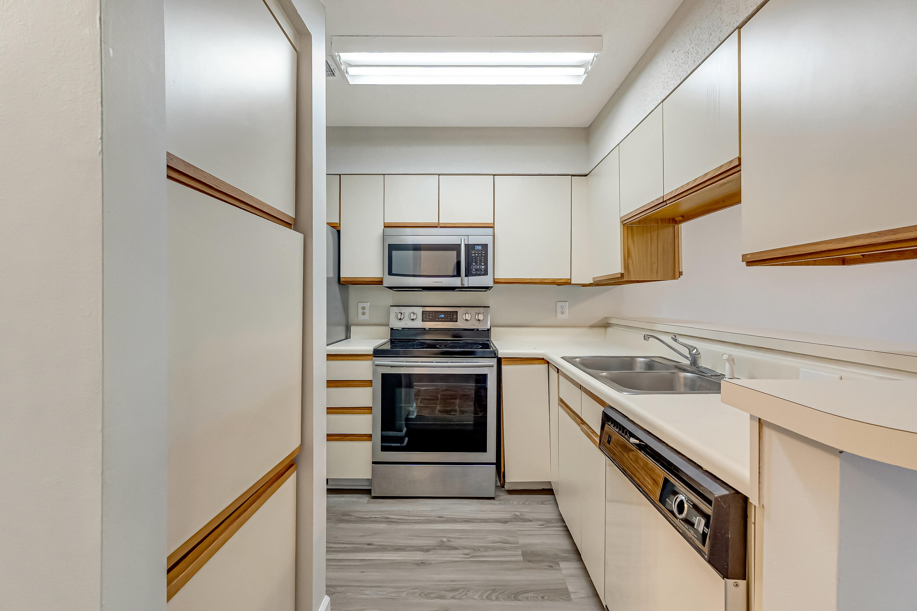 LAKESIDE CONDO AT BLUEWATER BAY - Residential Lease
