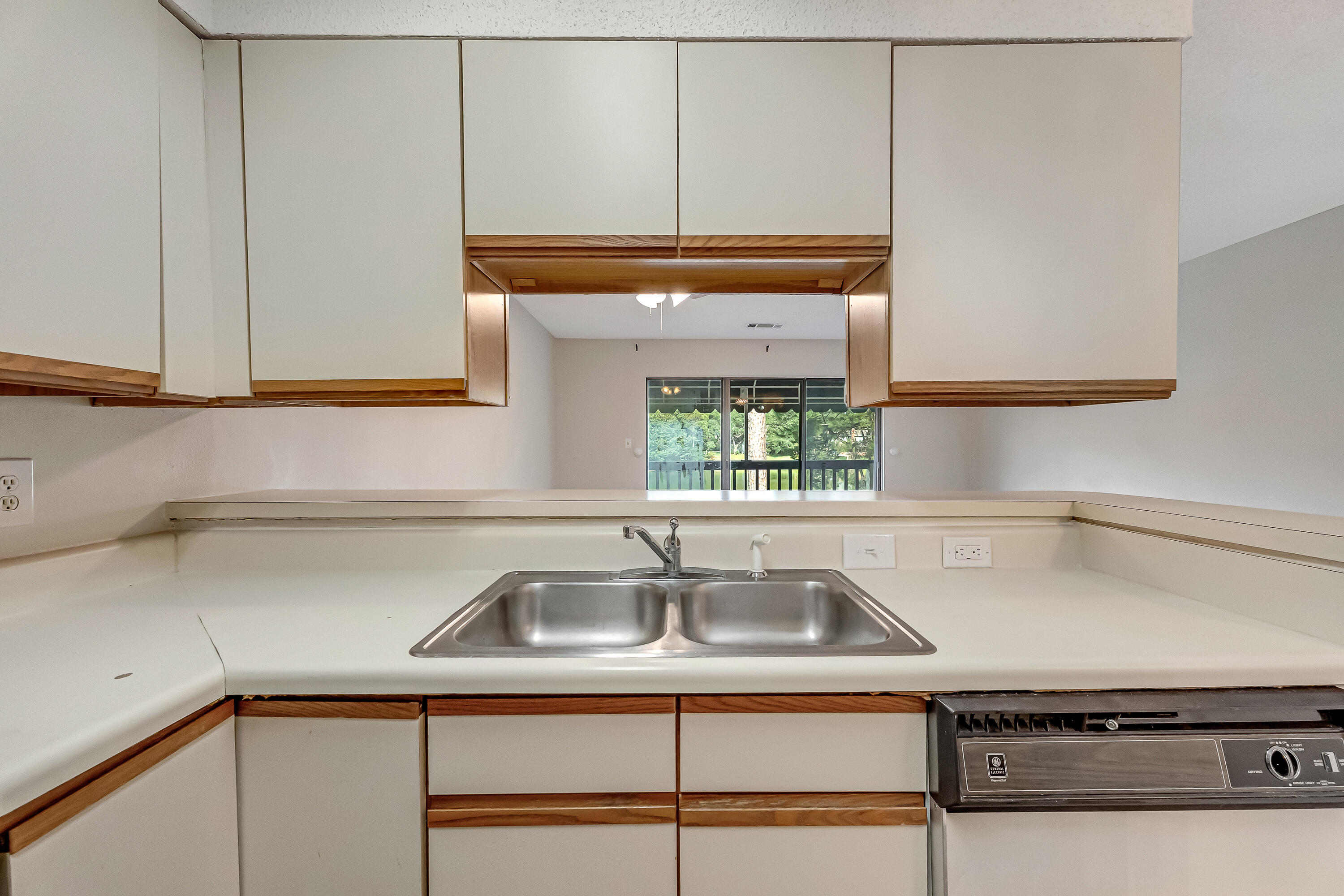 LAKESIDE CONDO AT BLUEWATER BAY - Residential Lease