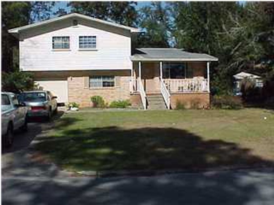 Great family home. Close to shopping, dining, and Hurlburt Field. Large formal dining area and large kitchen. Tile and carpet flooring throughout. Back door opens to deck and large back yard! No smoking. No pets. Easy application process, apply today!