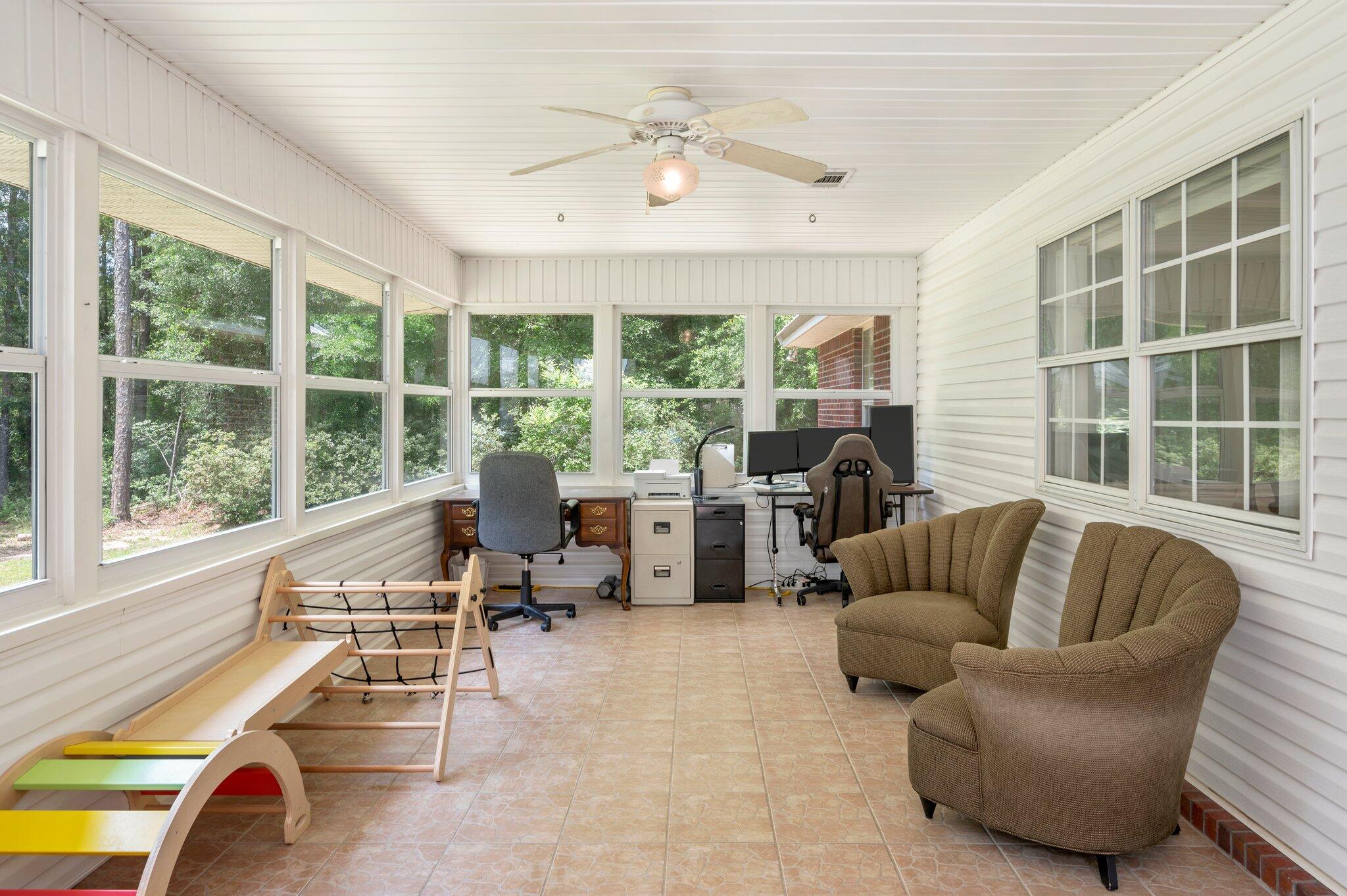 COM SE COR OF SW1/4 OF SE1/4 W1134.95 FT N425.73 FT TO POB N252.25 FT W172.55 FT S 252.25 FT - Residential