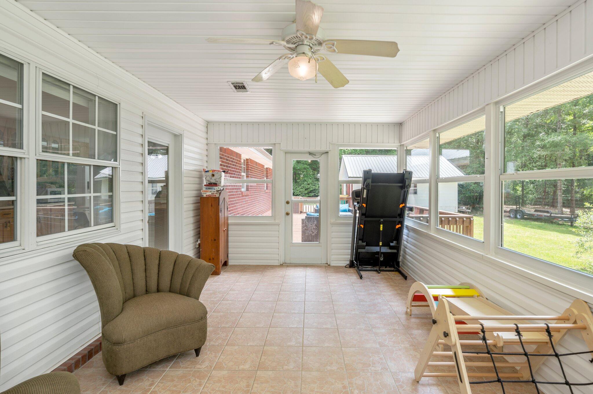 COM SE COR OF SW1/4 OF SE1/4 W1134.95 FT N425.73 FT TO POB N252.25 FT W172.55 FT S 252.25 FT - Residential