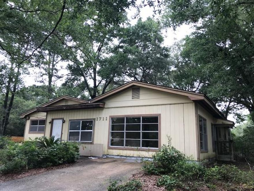 HUGE 3/2 fixer upper in Niceville! This large family home features a large foyer/entry, spacious living room with beams, dry bar area, kitchen/dining combo with bar and tons of cabinet space, formal dining area, and more! This property is distressed and is in need of upgrades and TLC, but it is priced low and ready to sell. Huge corner lot. Vacant and easy to show.