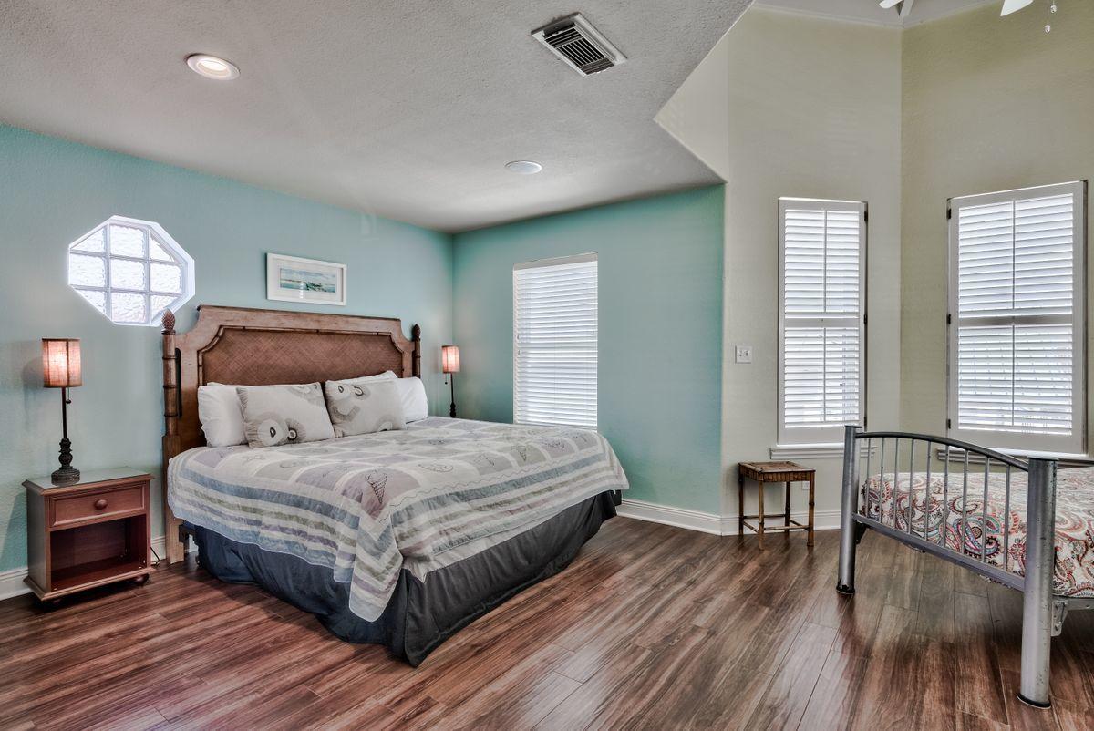 CRYSTAL SHORES - Residential