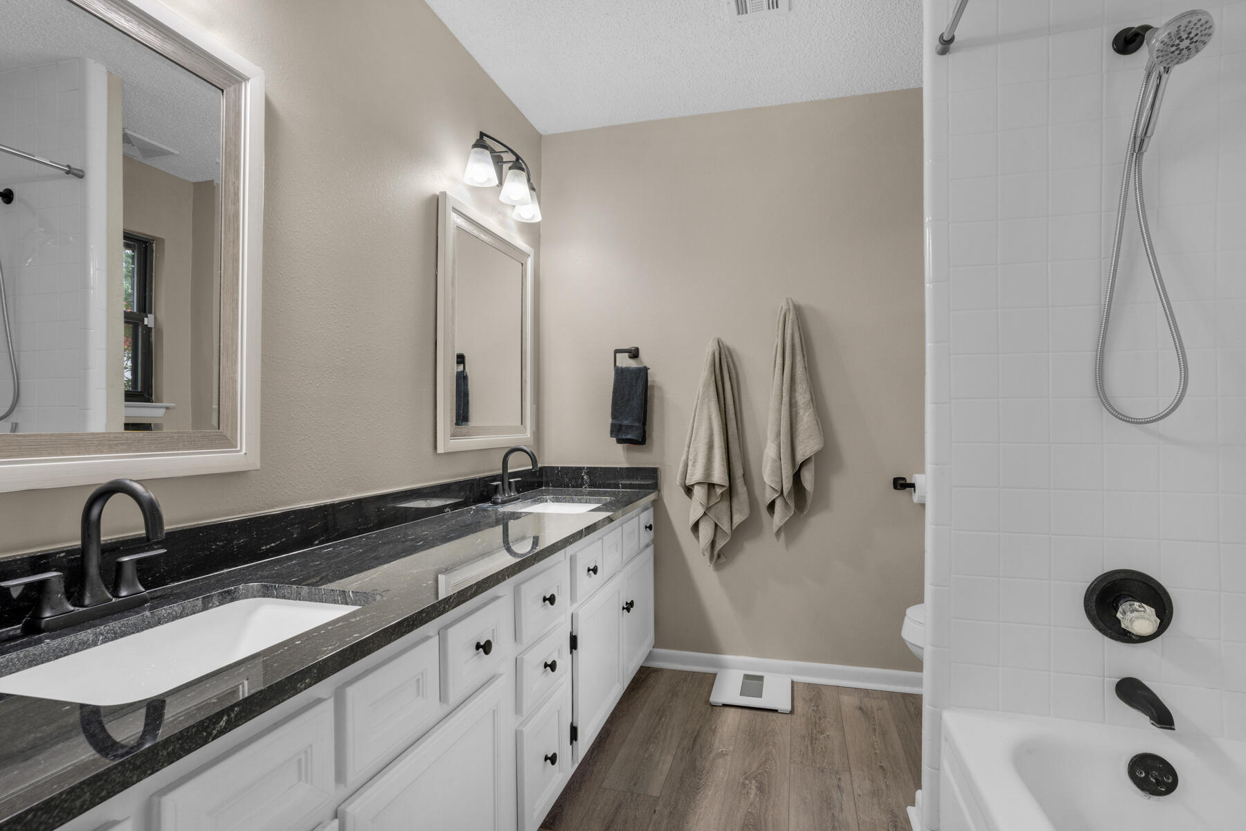 LAKEVIEW ESTATES - Residential Lease