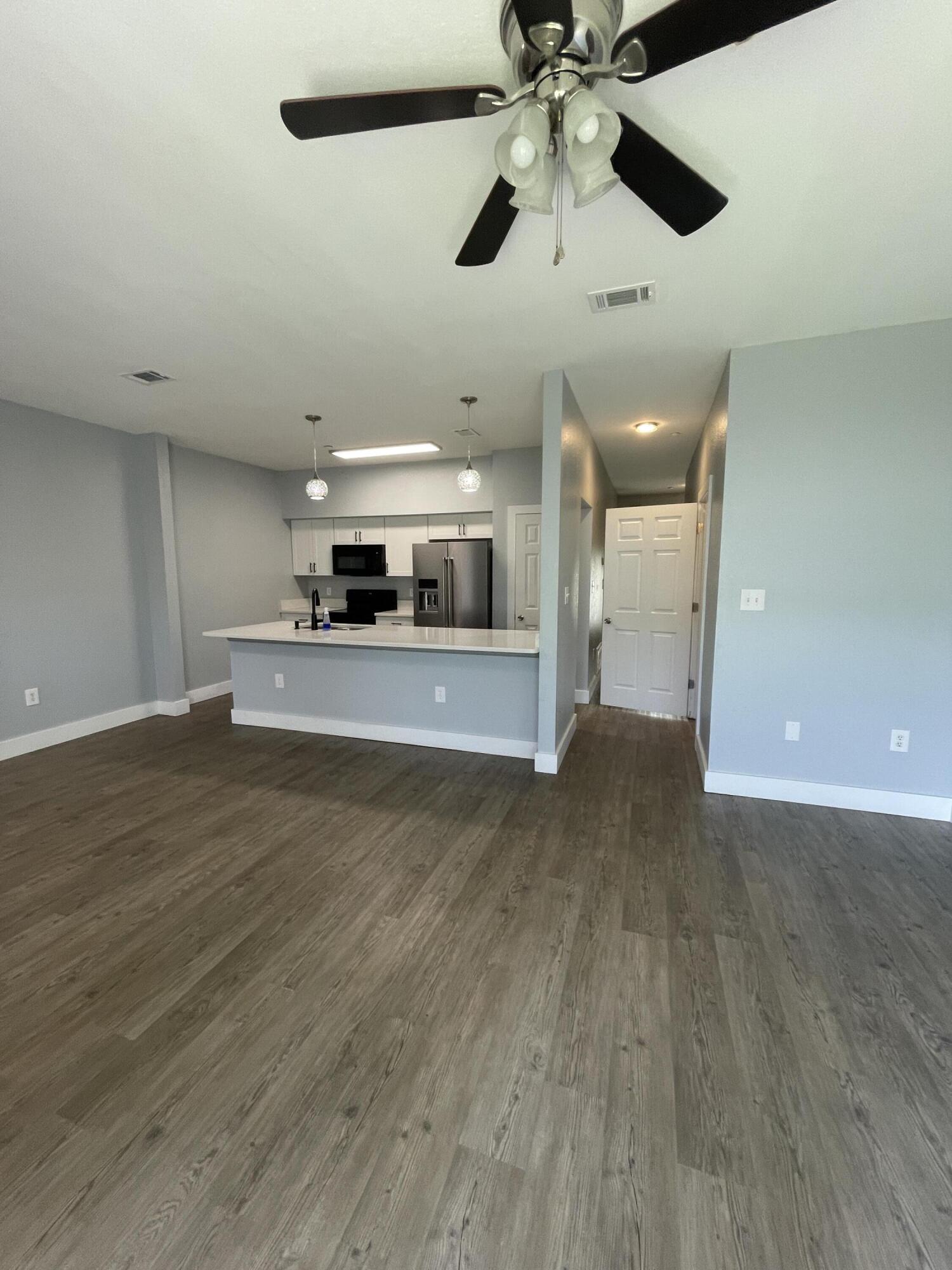 YACHT CLUB OAKS - Residential