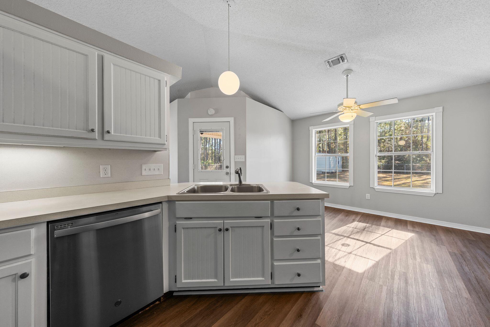 HOLLEY BY THE SEA - Residential