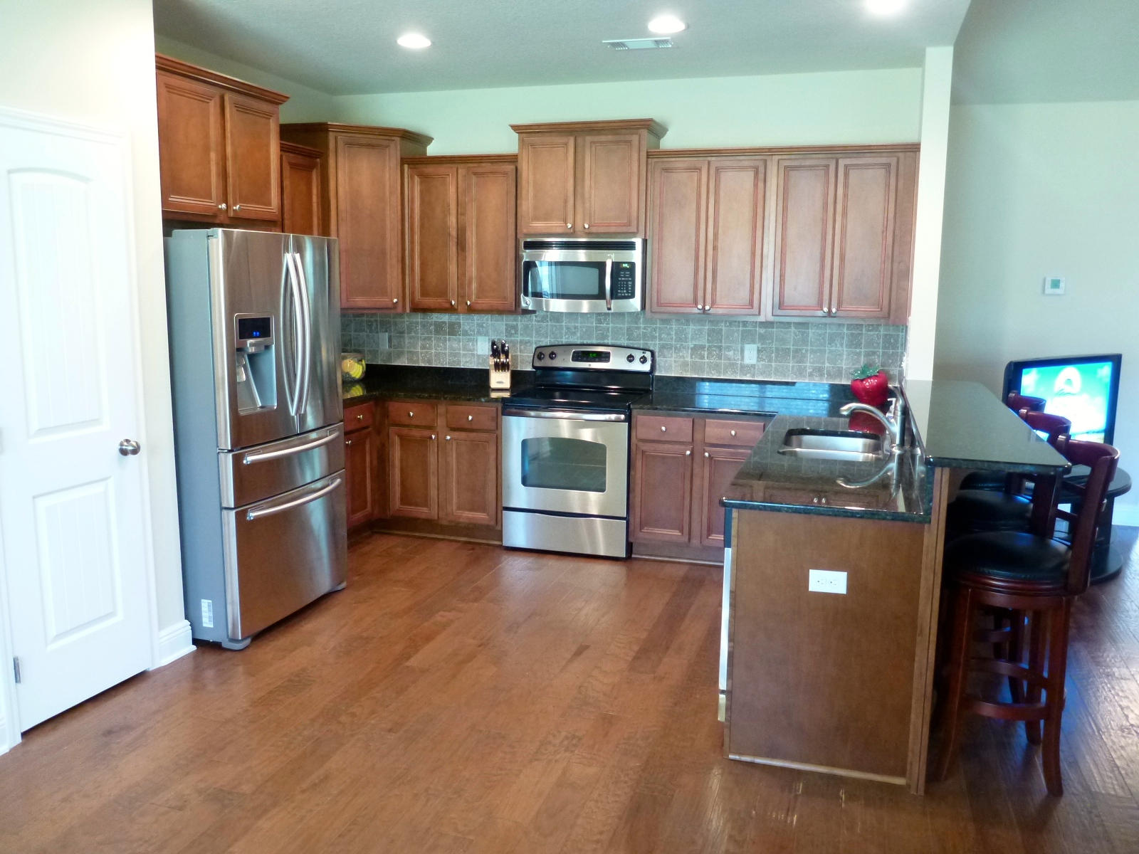 WHISPERING LAKE - Residential