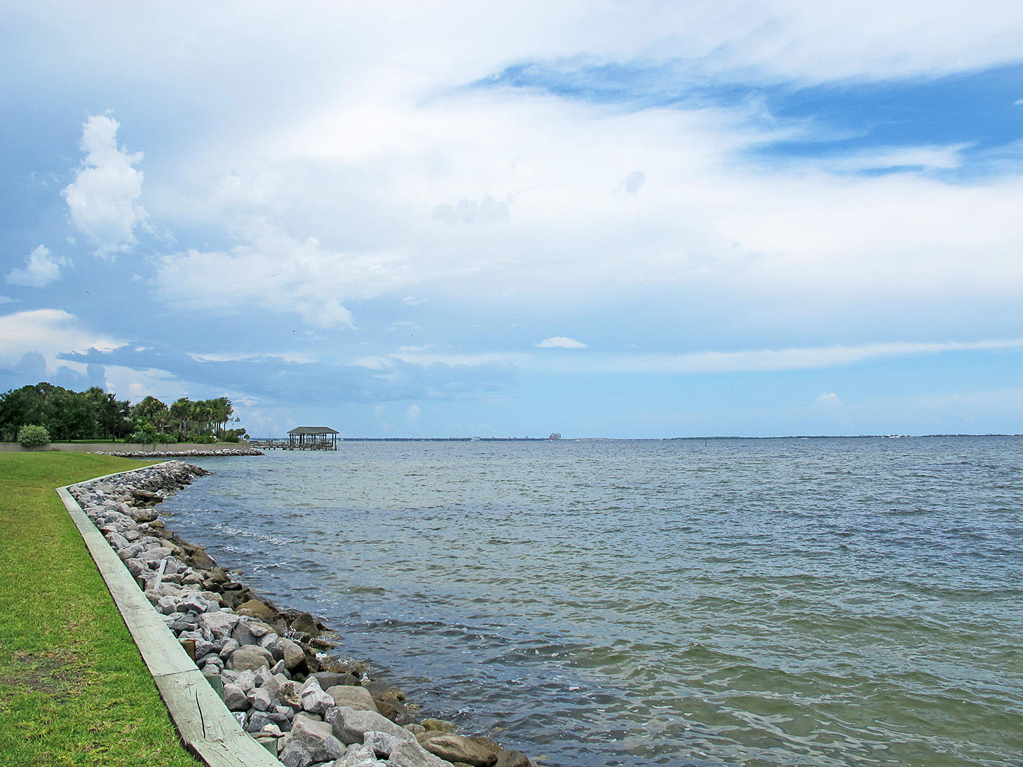 FINISTERRA CONDO - Residential