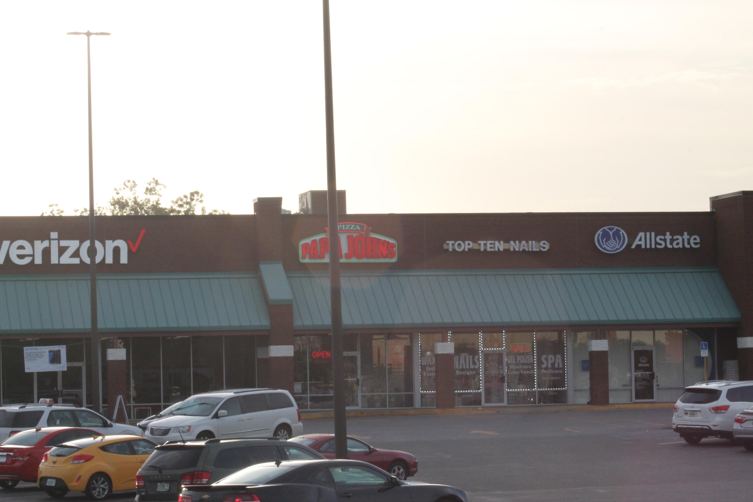 Main image without alt text