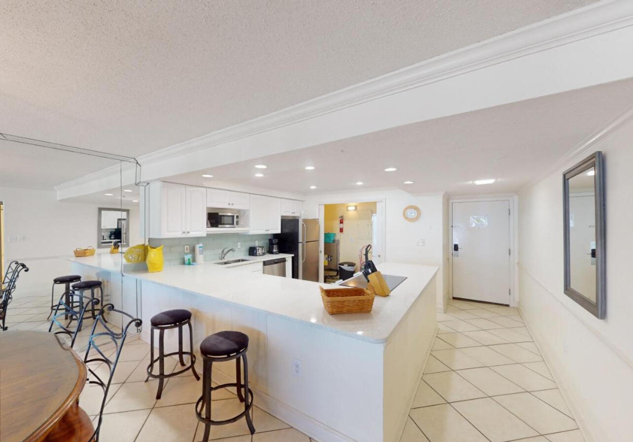 SHORELINE TOWERS 1 - Residential