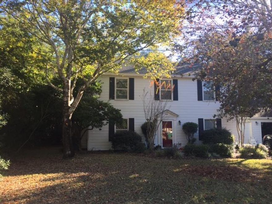 Beautiful family home in a great neighborhood. Close to Niceville and just a hop over the bridge to Destin. The house is right next door to the community pool (need membership) and neighborhood park. Large fenced in backyard. All 3 bedrooms are located upstairs. Downstairs has a nice sized office, great room, dining room, kitchen,and Florida room. The laundry area is located in the garage.
Owner to provide pest control and lawn service.