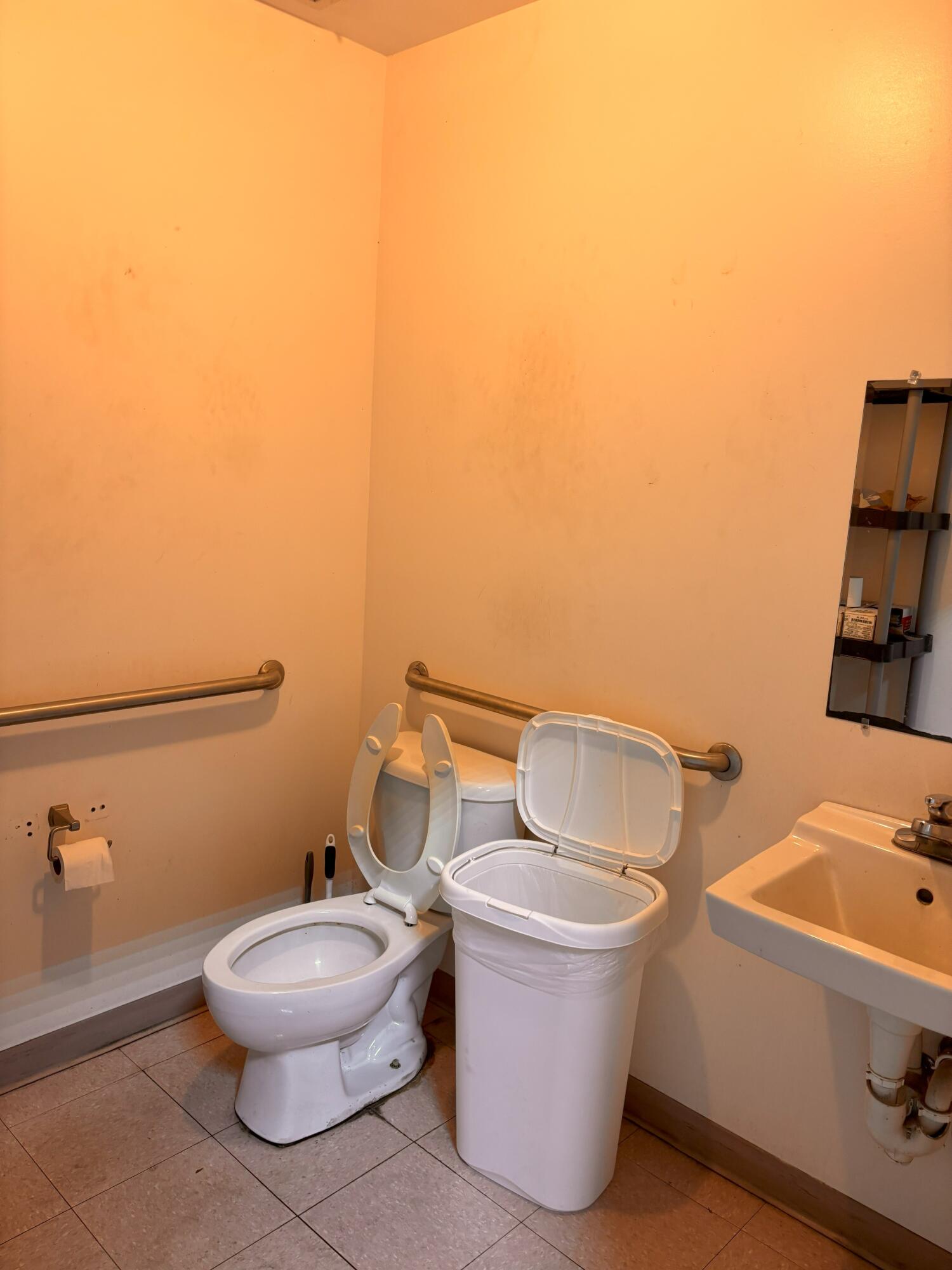 Main image without alt text