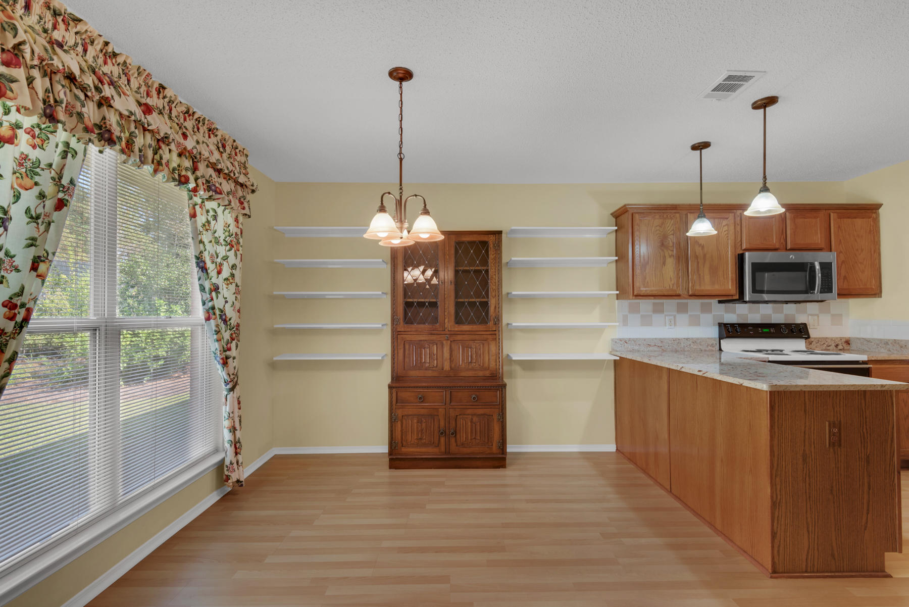 RIVERCHASE S/D PH III LOT 7 BLK E - Residential