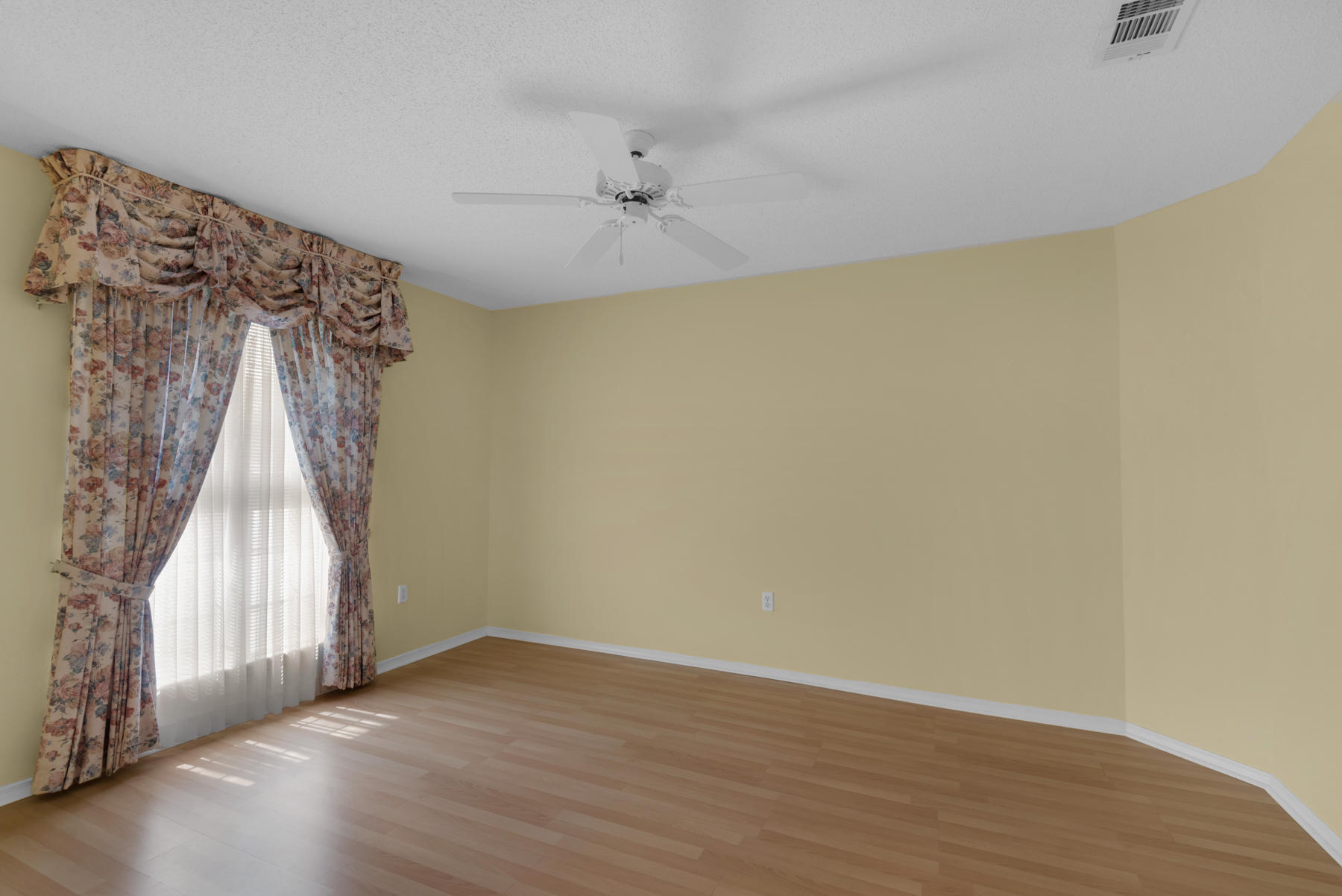 RIVERCHASE S/D PH III LOT 7 BLK E - Residential