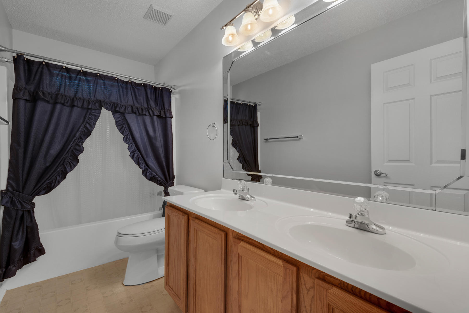 RIVERCHASE S/D PH III LOT 7 BLK E - Residential