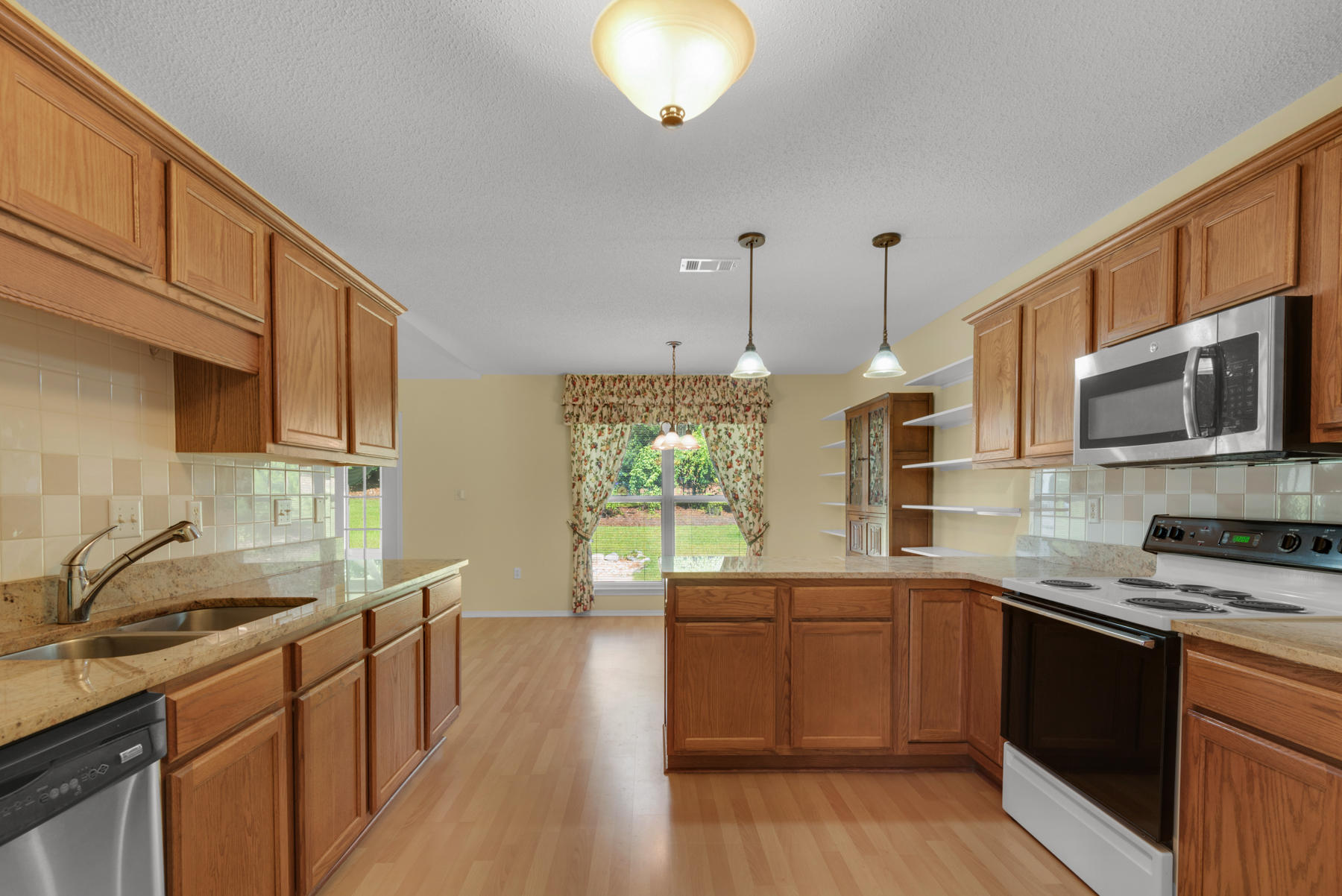 RIVERCHASE S/D PH III LOT 7 BLK E - Residential