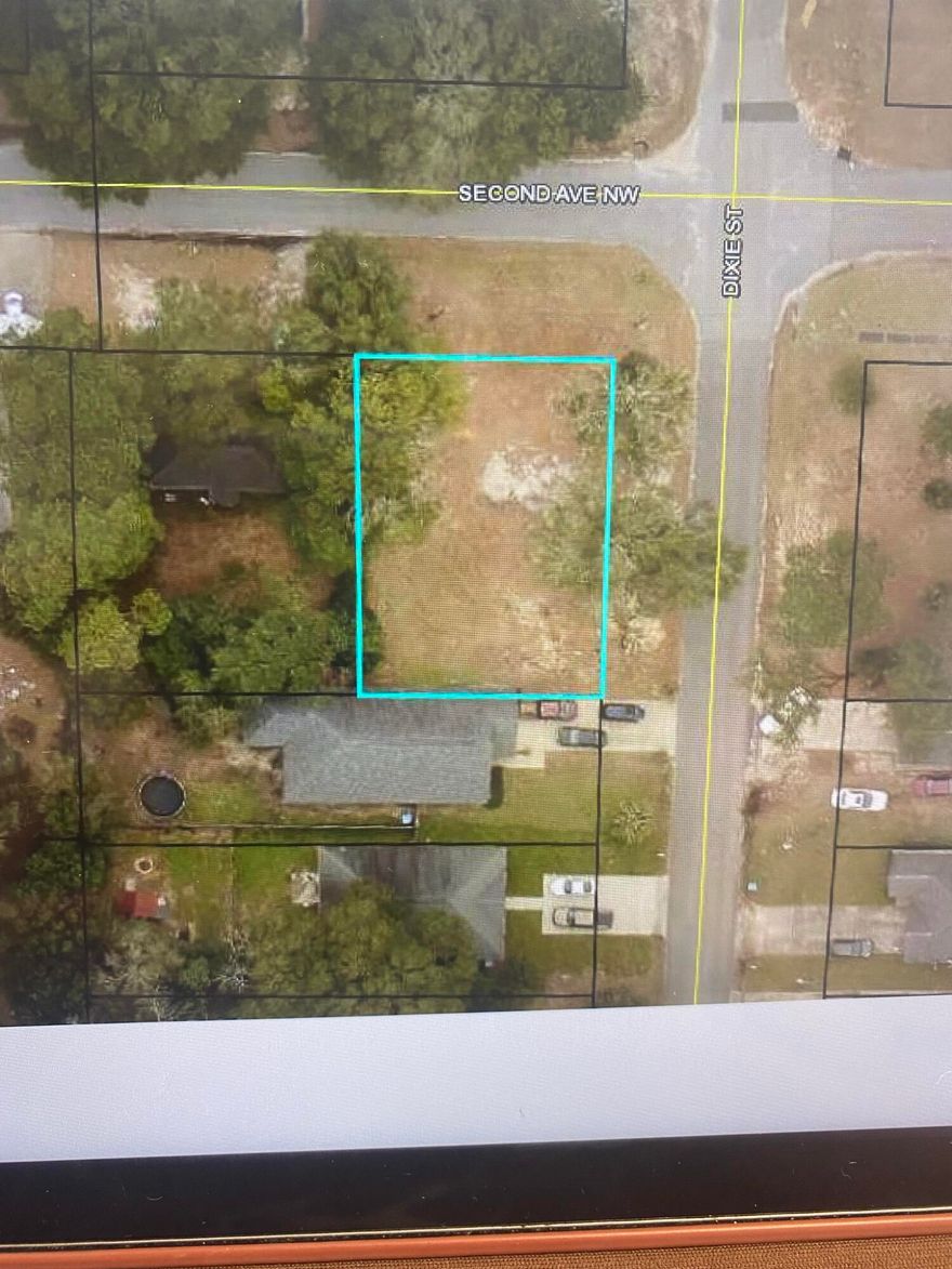 Beautiful corner lot perfect for new build located in the heart of Crestview close to shopping and schools. Buyer to verify all information deemed important.